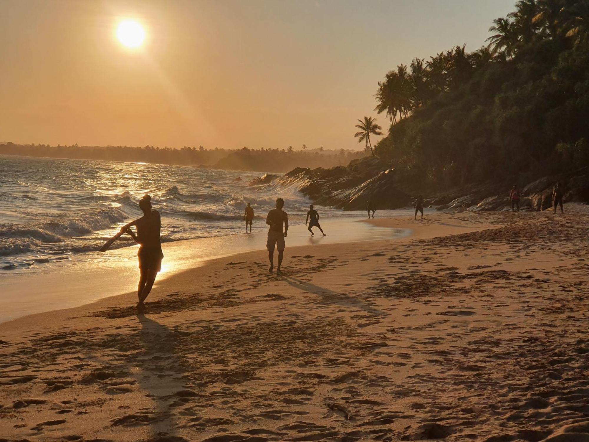 Into The Blue - Yoga Included & Walk To 3 Beaches Tangalle Exterior photo